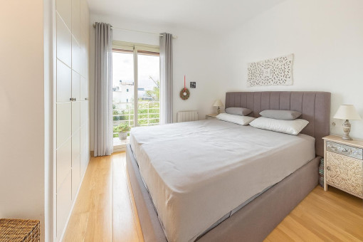Modernes Schlafzimmer mit Balkon