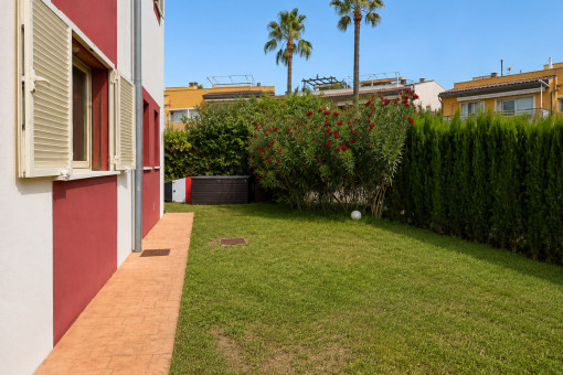 Privater Garten mit Rasen und Pflanzen