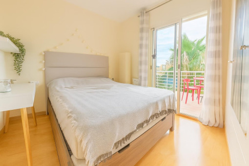 Helles Schlafzimmer mit Balkonzugang