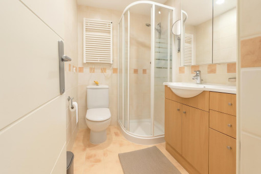 Modernes Badezimmer mit Duschkabine