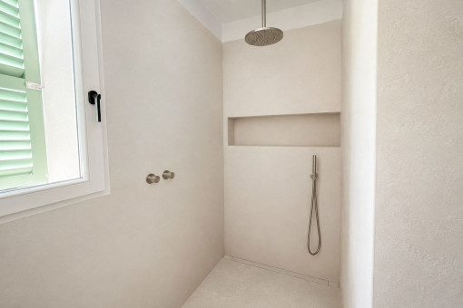 Moderne Dusche mit Natursteinelementen