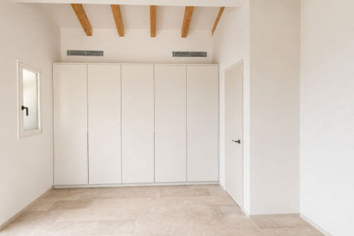 Zweites Schlafzimmer mit Einbauschrank
