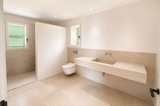 Badezimmer mit großzügigem Waschtisch