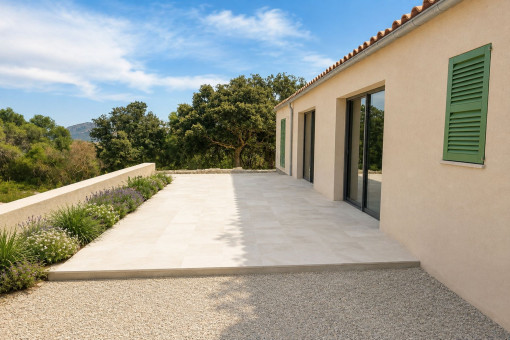 Großzügige Terrasse rund um die Finca