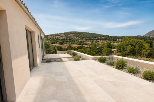 Terrasse mit weitem Landschaftsblick