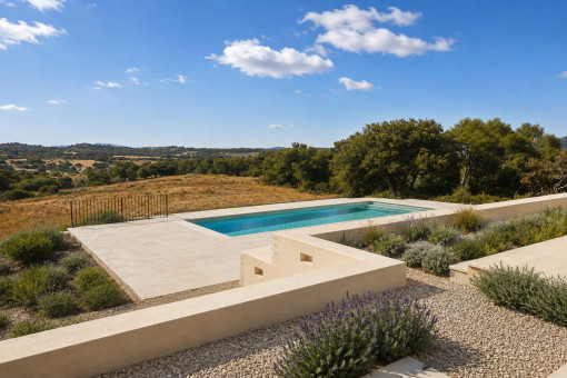 Privater Pool mit Blick auf die Berge