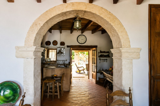 Historischer Steinbogen im Haupthaus