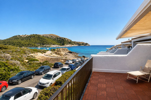 Sonnenterrasse mit Blick auf Cala Agulla