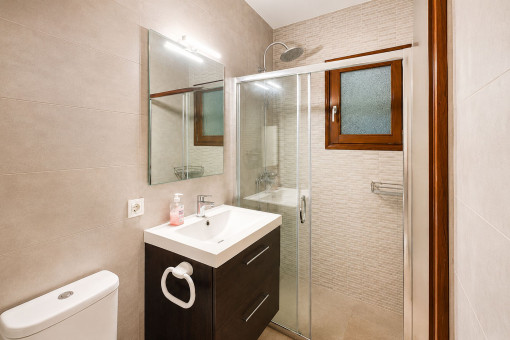 Modernisiertes Badezimmer mit Dusche