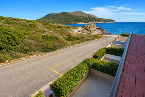 Blick auf die Küstenlandschaft und das Meer