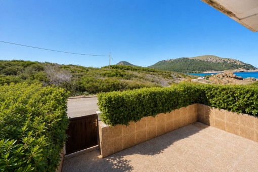 Private Terrasse mit Blick ins Grüne und Richtung Meer