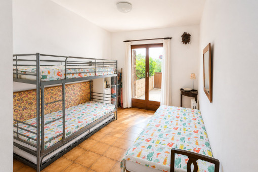 Weiteres Schlafzimmer mit Etagen- und Einzelbett