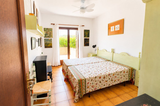 Schlafzimmer mit zwei Einzelbetten