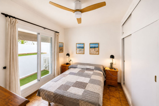 Helles Schlafzimmer mit Doppelbett