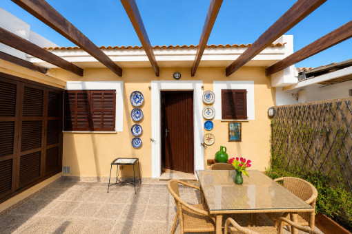 Mediterraner Innenhof mit Sitzbereich