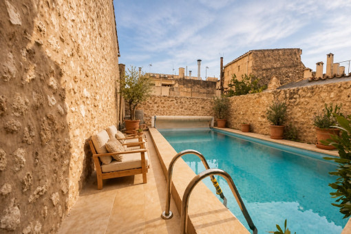 Privater Swimmingpool mit Sitzbereich