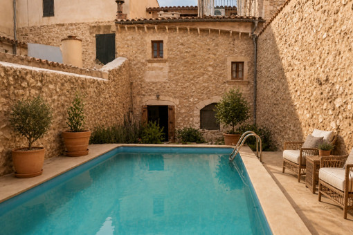Privater Pool mit Steinmauern und Sitzgelegenheiten