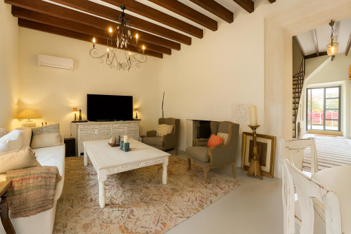 Helles rustikales Wohn- und Esszimmer