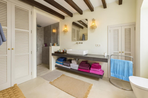 Helles modernes Badezimmer mit Dusche