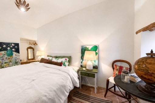 Gemütliches Schlafzimmer mit Kunst und Lampen