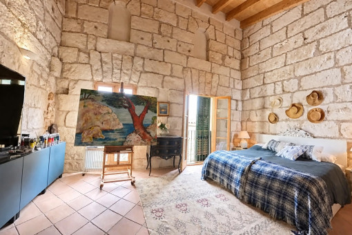 Schlafzimmer mit Steinsichtwänden und Tageslicht