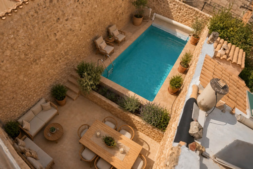 Privater Pool mit Außenbereich und Sitzgelegenheiten