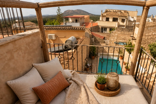 Gemütlicher Balkon mit Blick auf privaten Pool