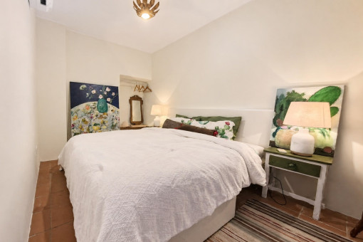 Kleines gemütliches Schlafzimmer mit Kunstdekoration