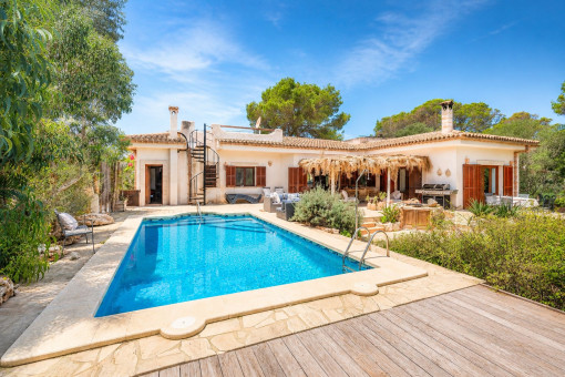 Pool und Sonnenterrasse, umgeben von mediterraner Vegetation