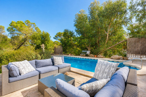 Gemütliche Sitzlounge auf der Sonnenterrasse am Pool