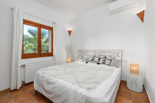 Einladender Wohnbereich mit Sofa und Kamin