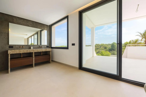 Hauptbadezimmer mit Zugang zur Terrasse
