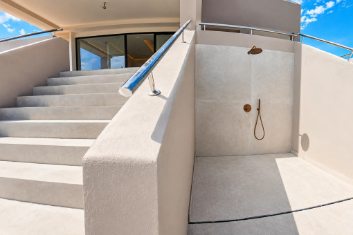 Außentreppe zur oberen Terrasse der Villa