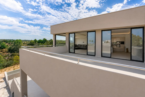 Moderne Villenfassade mit großzügigem Balkon