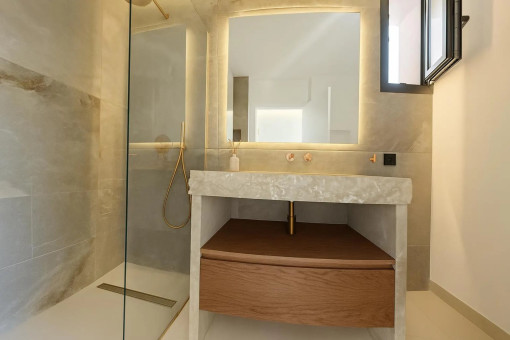 Modernes Badezimmer en suite des zweiten Schlafzimmers