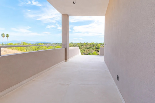 Großzügige überdachte Terrasse der modernen Villa