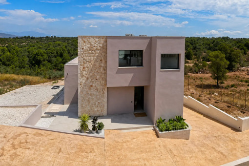 Moderne Neubauvilla mit Infinity-Pool und großzügigen Terrassen in Son Gual