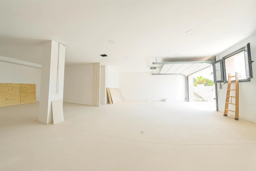 Geräumige Garage mit Platz für drei Fahrzeuge