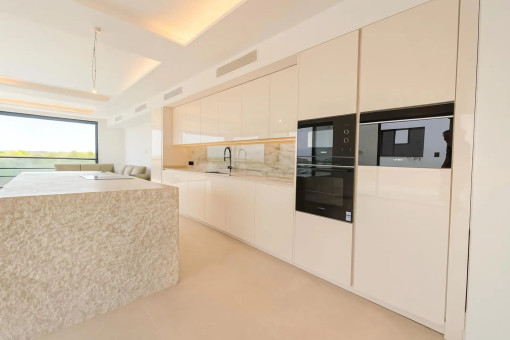 Moderne Designküche mit Natursteininsel