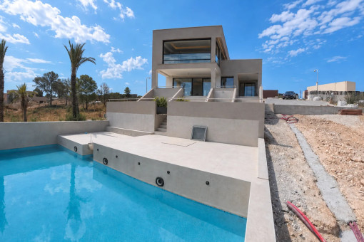 Privater Pool und moderne Villenfassade in Son Gual