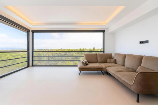 Panorama-Wohnzimmer mit bodentiefen Fenstern