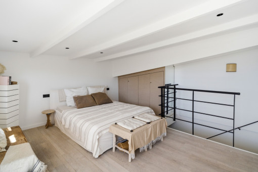 Master Schlafzimmer mit Zugang zur privaten Dachterrasse