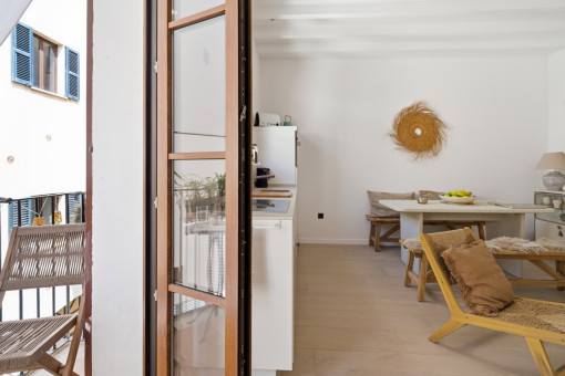 Heller Wohnbereich mit französischem Balkon