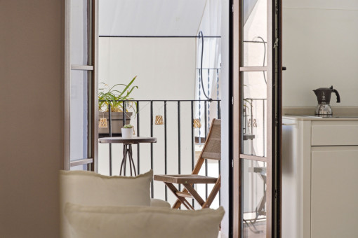 Heller Wohn-/Essbereich mit Balkon