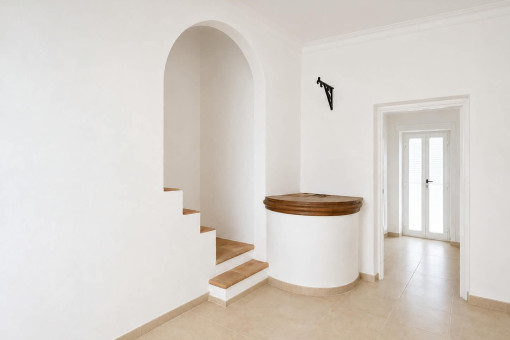 Treppenhaus und alter Brunnen
