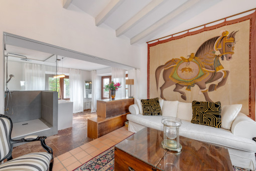 Master Suite mit Wohnbereich und Blick auf die Terrassen