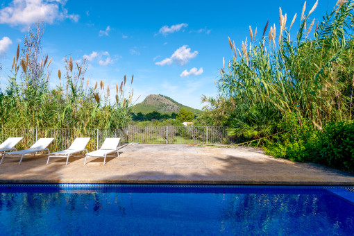 Außergewöhnliches Finca-Anwesen zur Saisonmiete mit zwei Häusern, zwei Pools und Meerblick nahe Cala Agulla