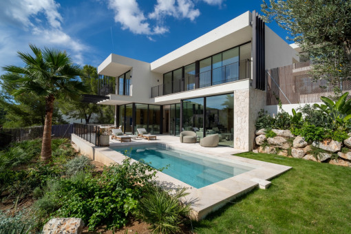 Wohnen mit Stil – Neubau-Designvilla mit Pool und Garten in exklusiver Villenanlage oberhalb Pagueras