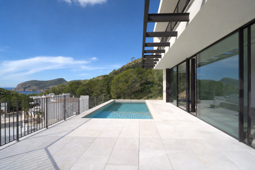 Poolterrasse mit Meerblick