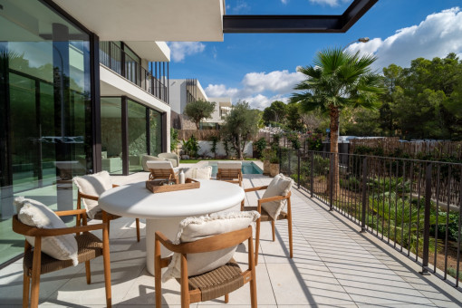 Ebenerdige Poolterrasse